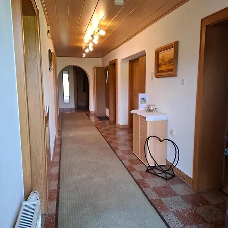 In Tiroler Mit Salvenblick